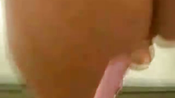 Blond cougar arbejder med en massiv stang