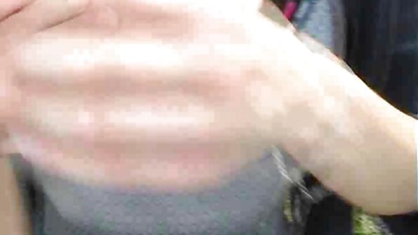 Tatoveret brunette er deepthroating af fornøjelse