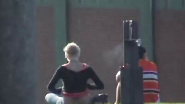 Bloke Chick Alexis inspicerer en skjult pind